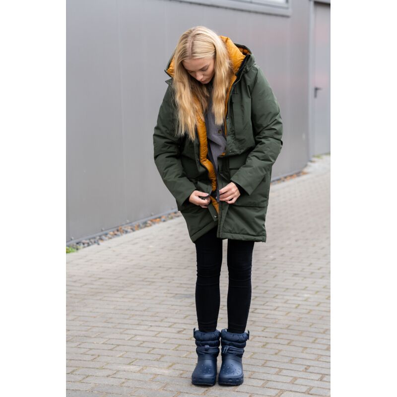 Crocs™ Classic Neo Puff Luxe Boot Women's Navy